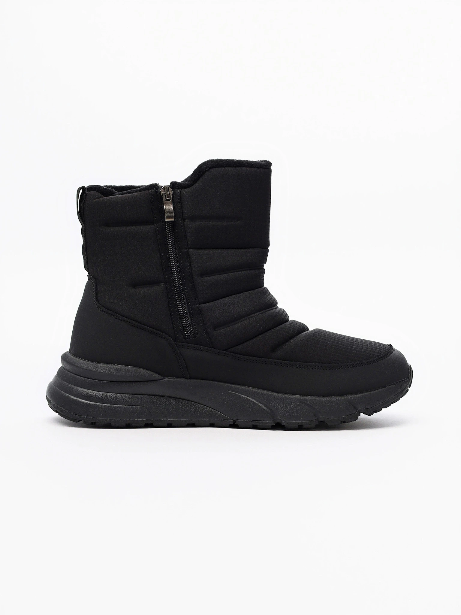 Дутики черного цвета на средней подошве